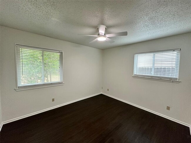 Building Photo - 208 E Lisa Dr