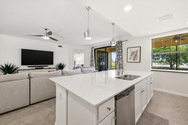 Building Photo - 10792 Tarflower Dr