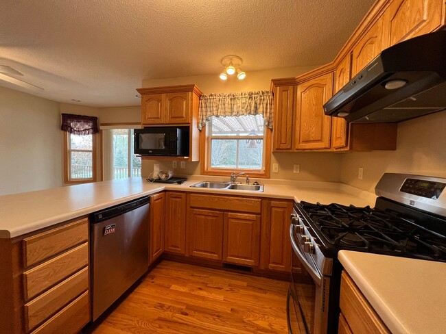 Building Photo - Gorgeous 5 Bed, 2.5 Bath Single-Family Home!