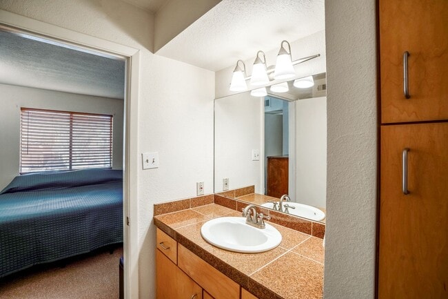 Building Photo - Light-Filled Upstairs Condo in a Prime Loc...