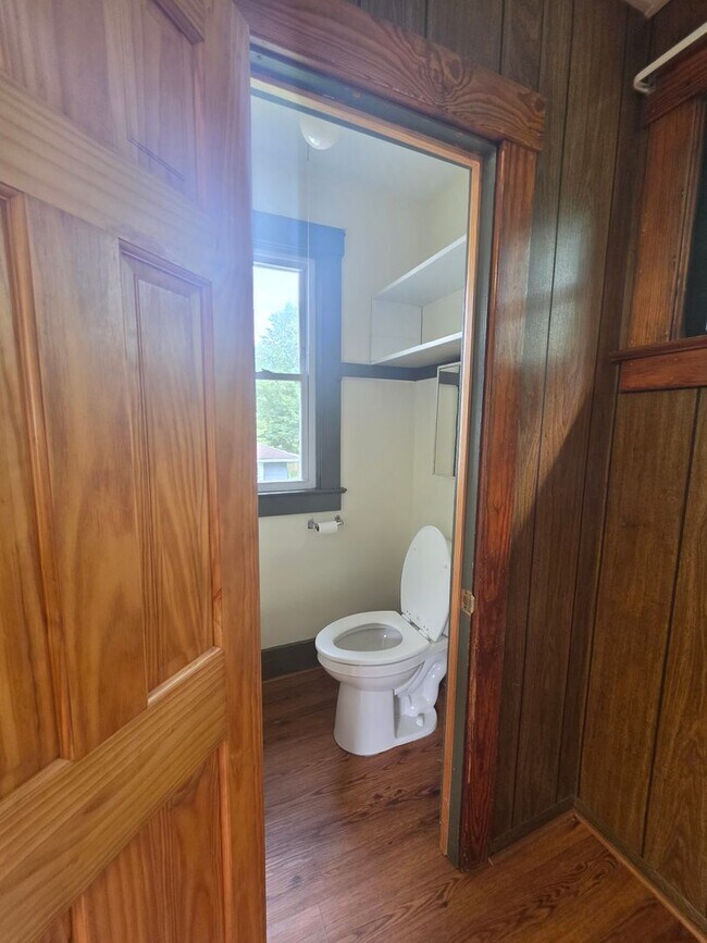 Building Photo - Kent Ohio 2 Bedroom 1.5 Bath 2 Bonus Rooms.