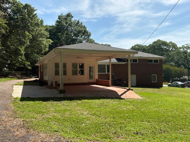 Building Photo - 207 Holly Ave