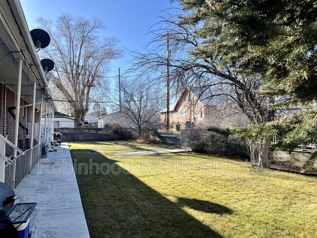 Building Photo - 345 Maple St