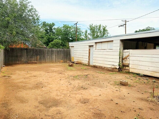 Building Photo - Adorable, Unique, and Roomy 3/2 Close to Tech! Move in Special Half off First Month!