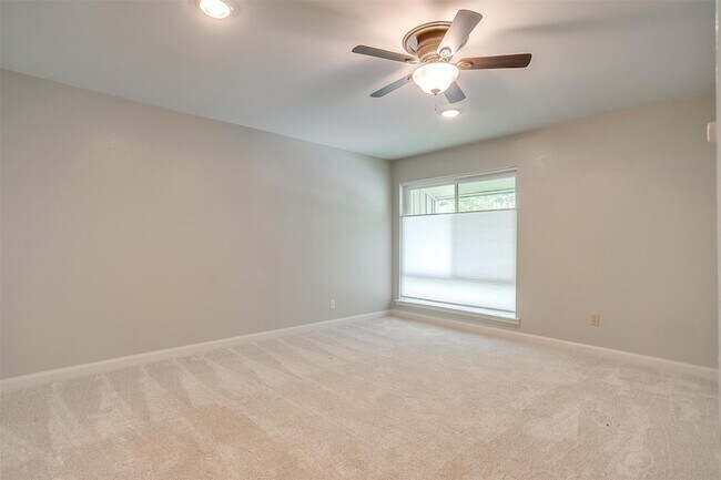 Building Photo - 390 Driftwood Ct