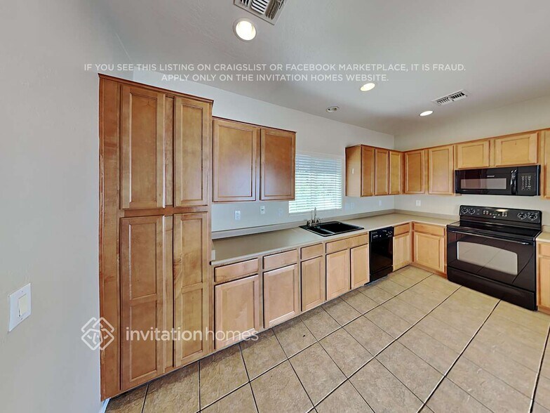 Building Photo - 4610 E Laurel Ct