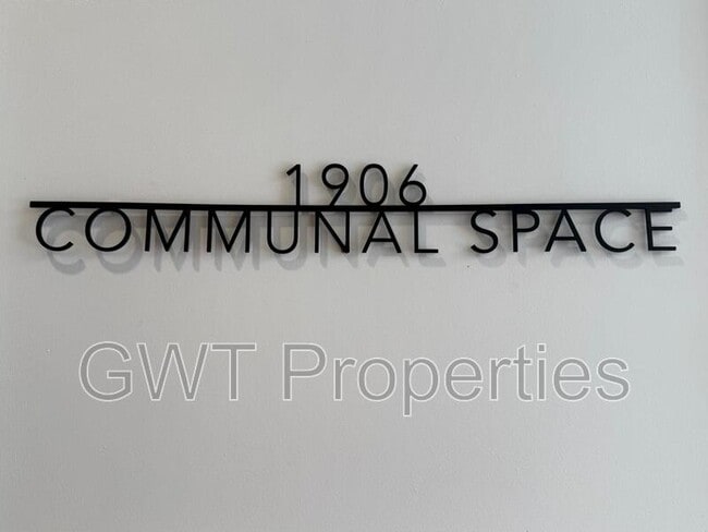 Building Photo - 1906 Mission St