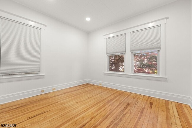 Building Photo - 39 Walnut St