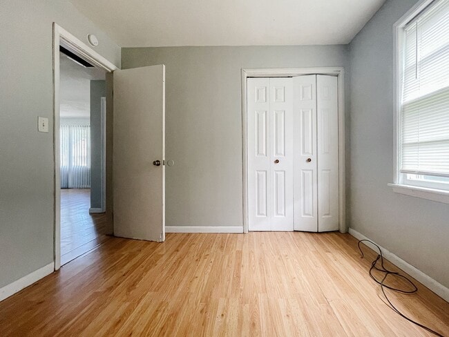 Building Photo - 4 Bed 2 Bath