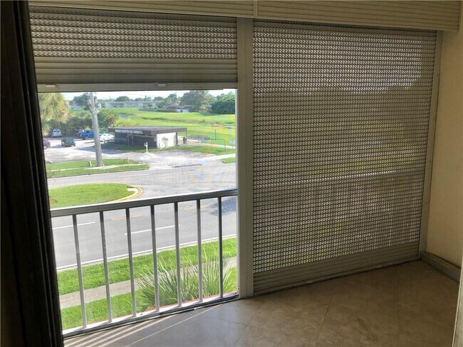 Building Photo - 1005 Country Club Dr