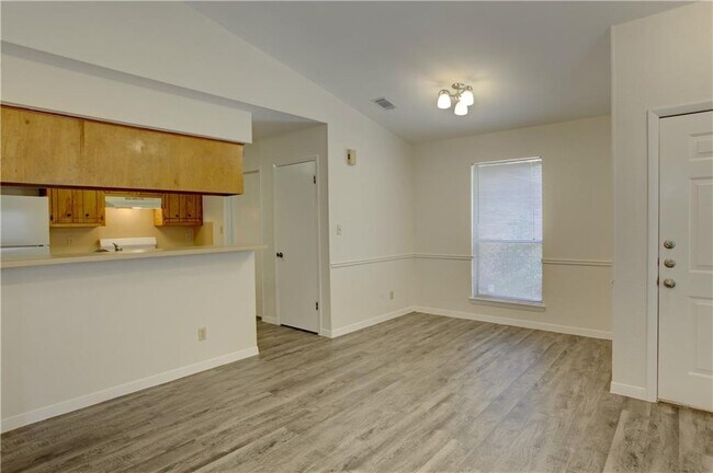 Building Photo - 1409 Waterloo Tr