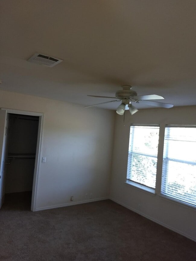 Building Photo - Charming 3/2.5 Townhome for Rent in Kyle, TX