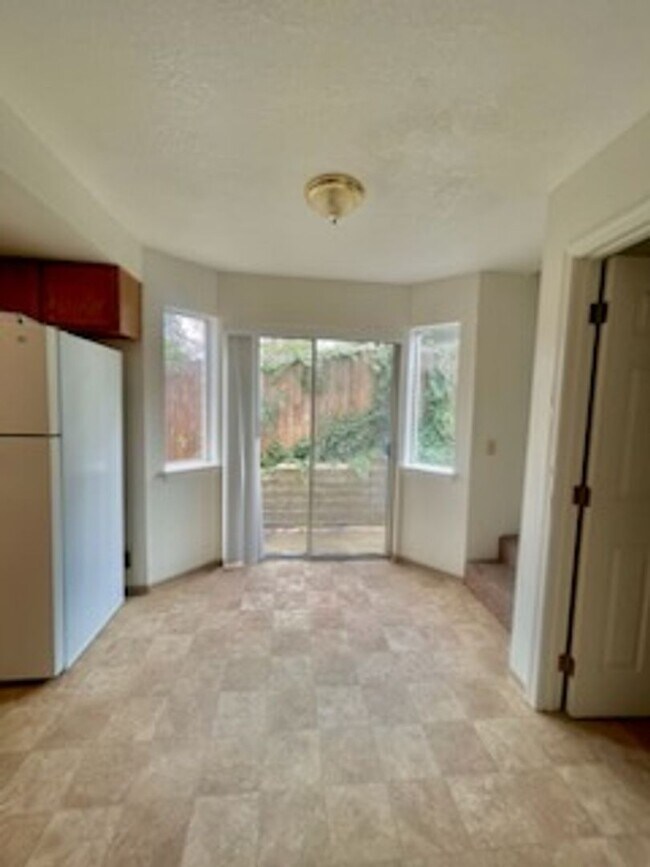 Building Photo - 1747 Siskiyou Blvd