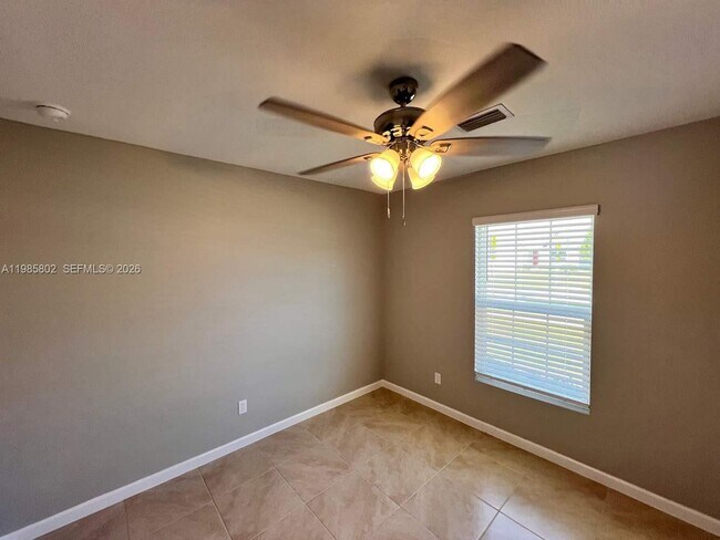 Building Photo - 682 NW Floresta Dr