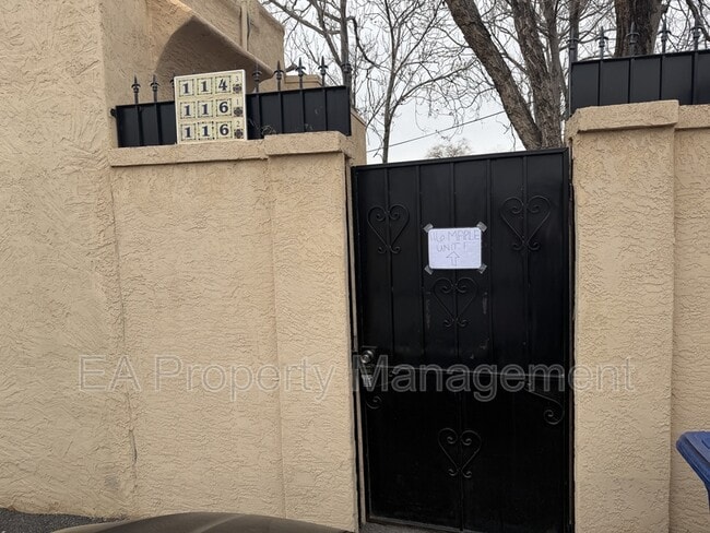 Building Photo - 116 Maple St SE