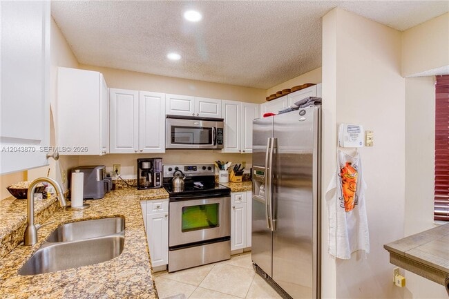 Building Photo - 11415 Lakeview Dr