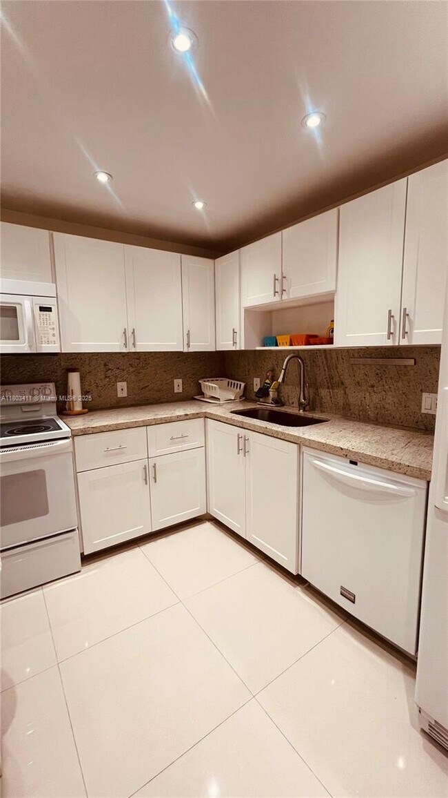 Building Photo - 3675 N Country Club Dr