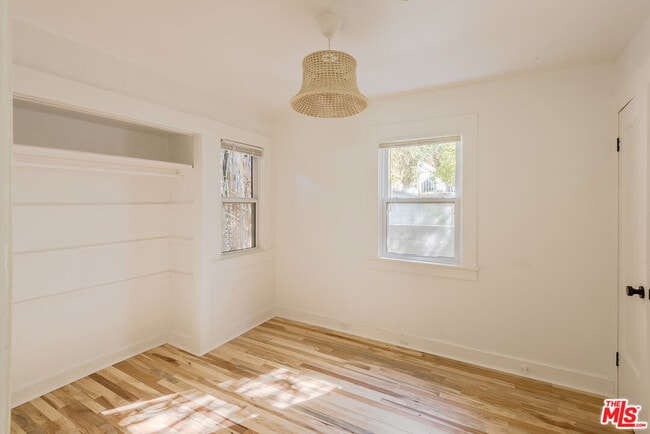Building Photo - 4013 Sunset Dr