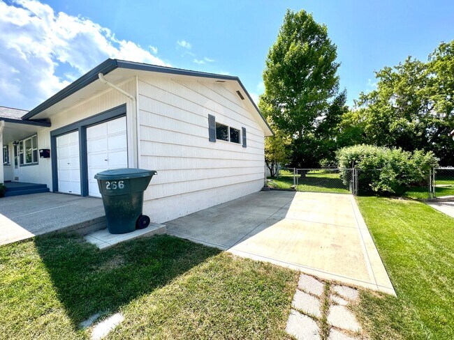 Building Photo - 4 bed 2 bath Single Family Home with Bonus Room, Fully Fenced Yard and Double Car Garage Close to...