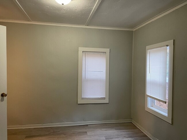 Building Photo - Cute Bungalow Style 1 Bedroom 1 Bath Home--Washer/dryer included!!