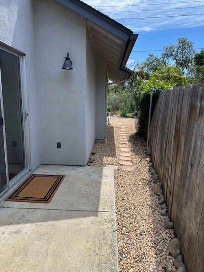 Building Photo - 1 Bedroom in Goleta