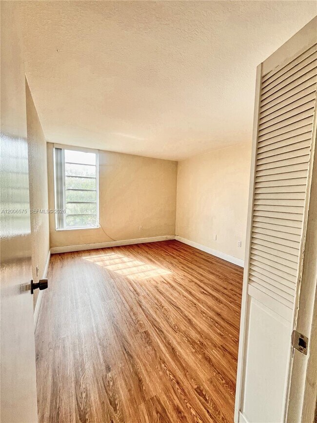 Building Photo - 8870 Fontainebleau Blvd