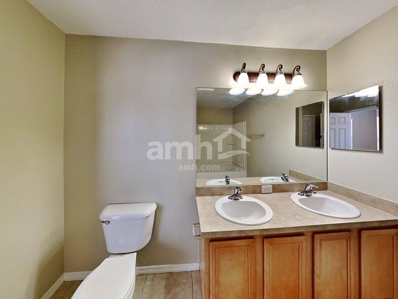 Building Photo - 30915 Sonnet Glen Dr