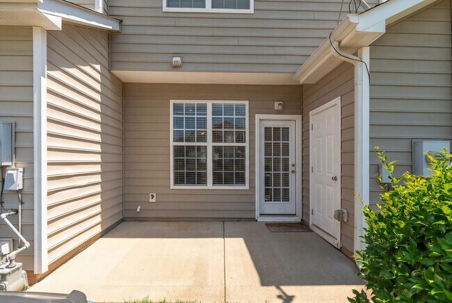 Building Photo - Excellent 2 BR Townhome close to Downtown Raleigh.  Available now!
