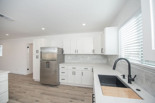 Building Photo - Dover Shores