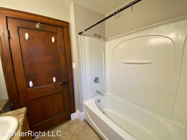 Building Photo - 3 br, 1.5 bath House - 2107 S Grange Ave