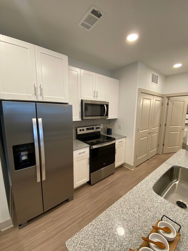 Building Photo - 10221 Whistle Stop Ln