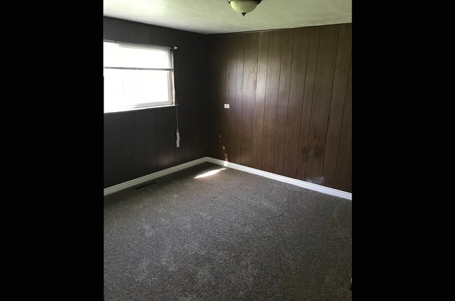 Building Photo - Binning Silver