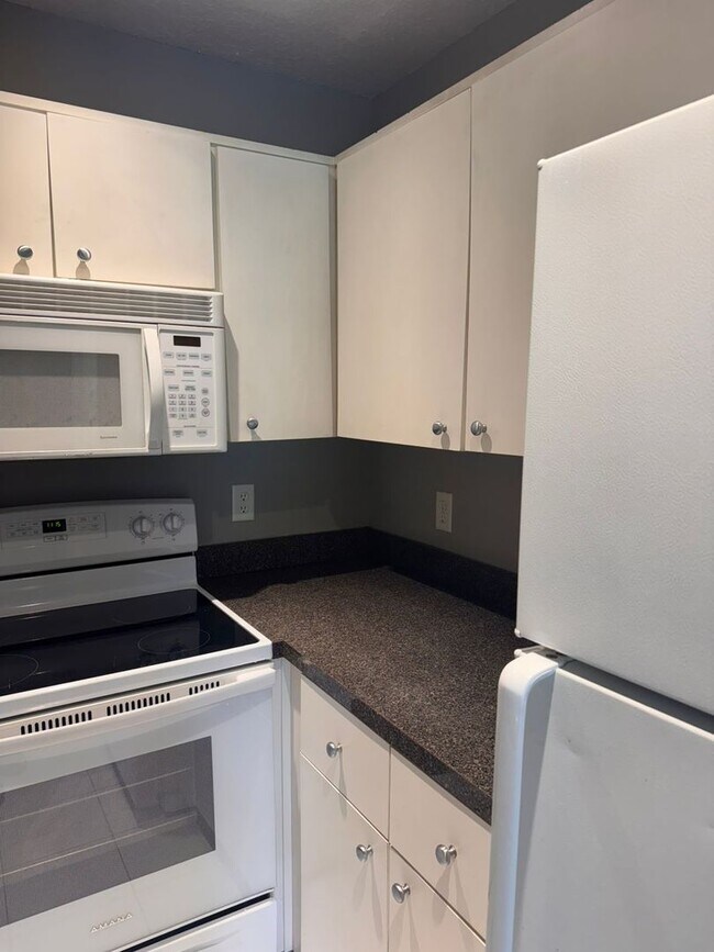 Building Photo - Updated 2BR/2BA Condo in Pine Ridge Club, ...