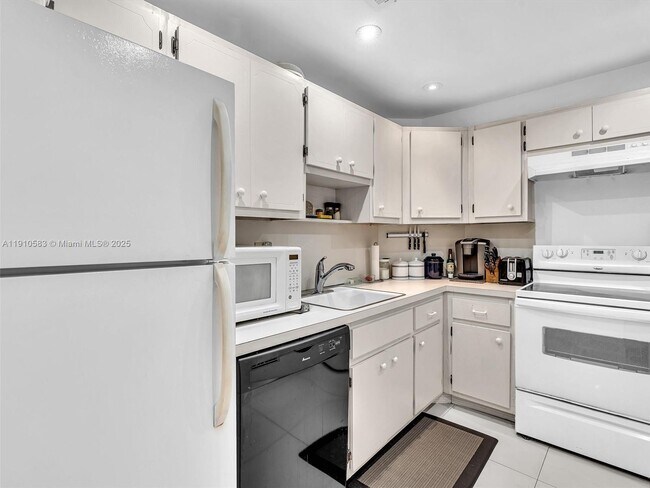 Building Photo - 300 Bayview Dr