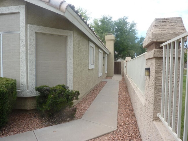 Building Photo - 1600 W Gail Dr