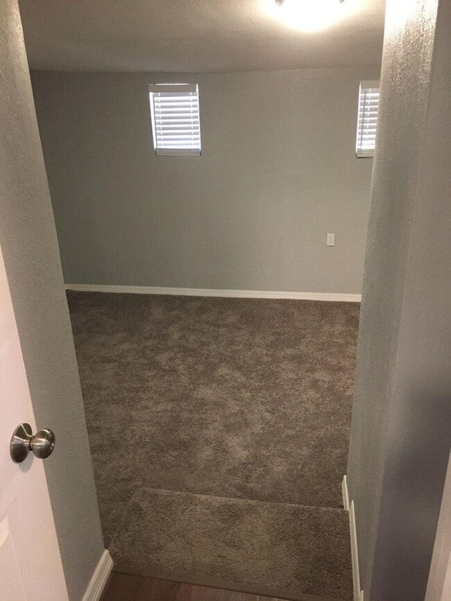 Building Photo - Updated 4/1 Home in St Petersburg