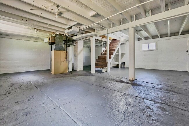 Building Photo - 5215 Dewey Ave