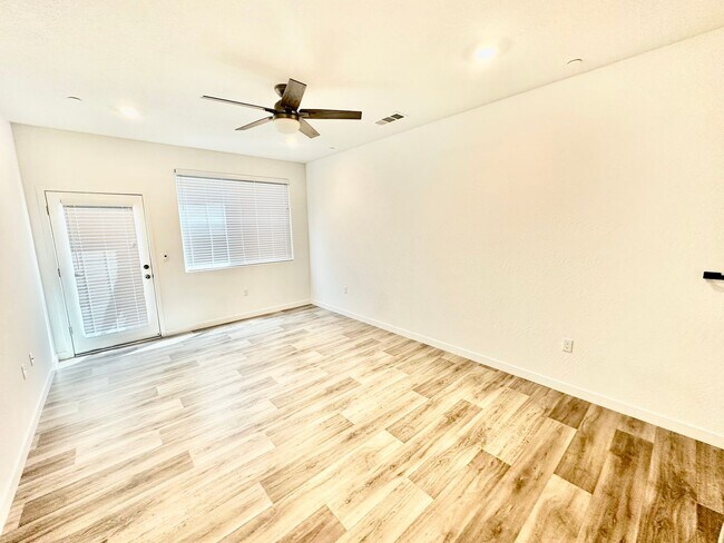 Building Photo - Newly-Built NextGen 5 bed 3.5 bath Lennar ...
