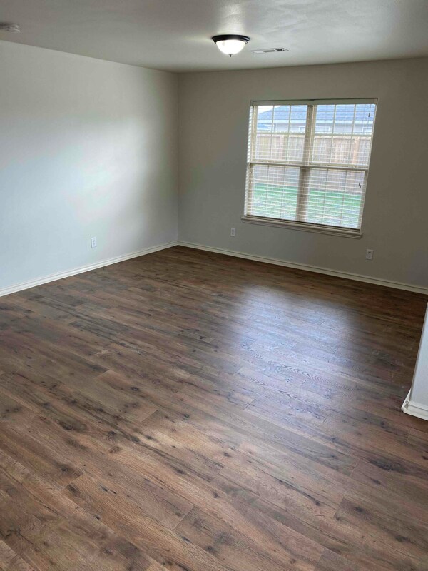 Building Photo - 918 Oakwood Ln