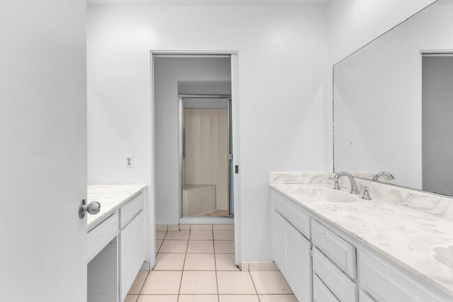 Building Photo - 53780 Avenida Diaz