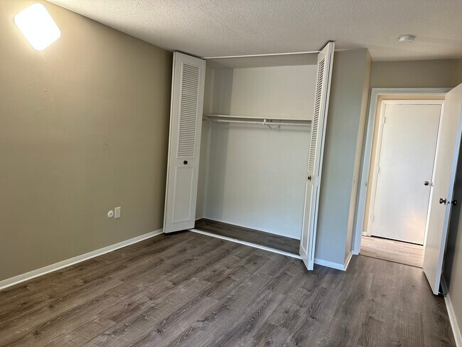 Building Photo - 2 Shrewsbury Green Dr