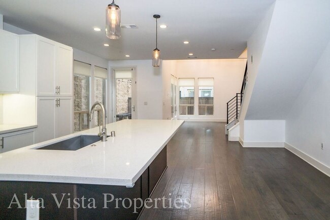 Building Photo - Beautiful Townhome centrally located in Mi...