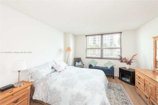 Building Photo - 1155 Brickell Bay Dr