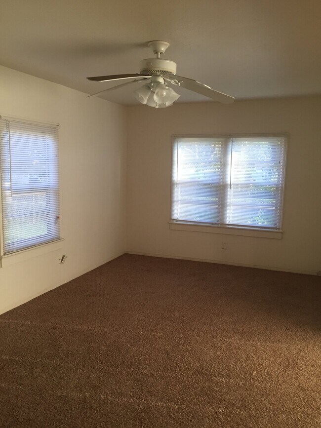 Building Photo - Cozy 2-bedroom, 1-bath home