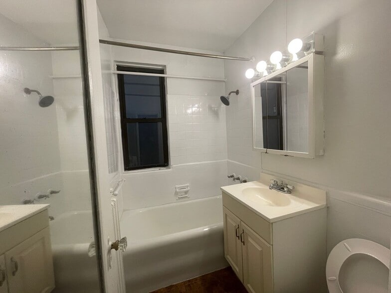 Building Photo - 449 W Briar Pl