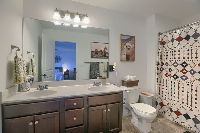 Building Photo - Newer build 2,000 sq ft 3/BR 2.5 bath luxury townhome FULLY FURNISHED