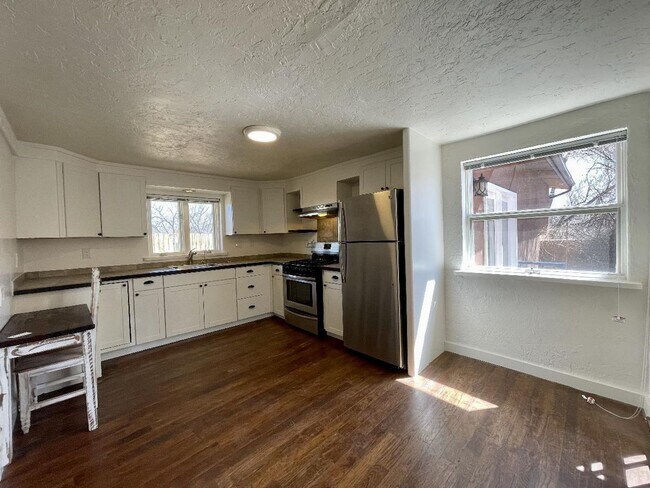 Building Photo - 1506 W Alameda St