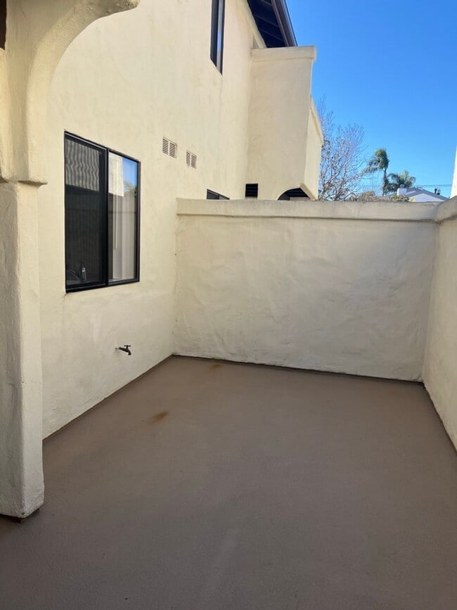 Building Photo - Meticulously maintained condo - 2 main bed...