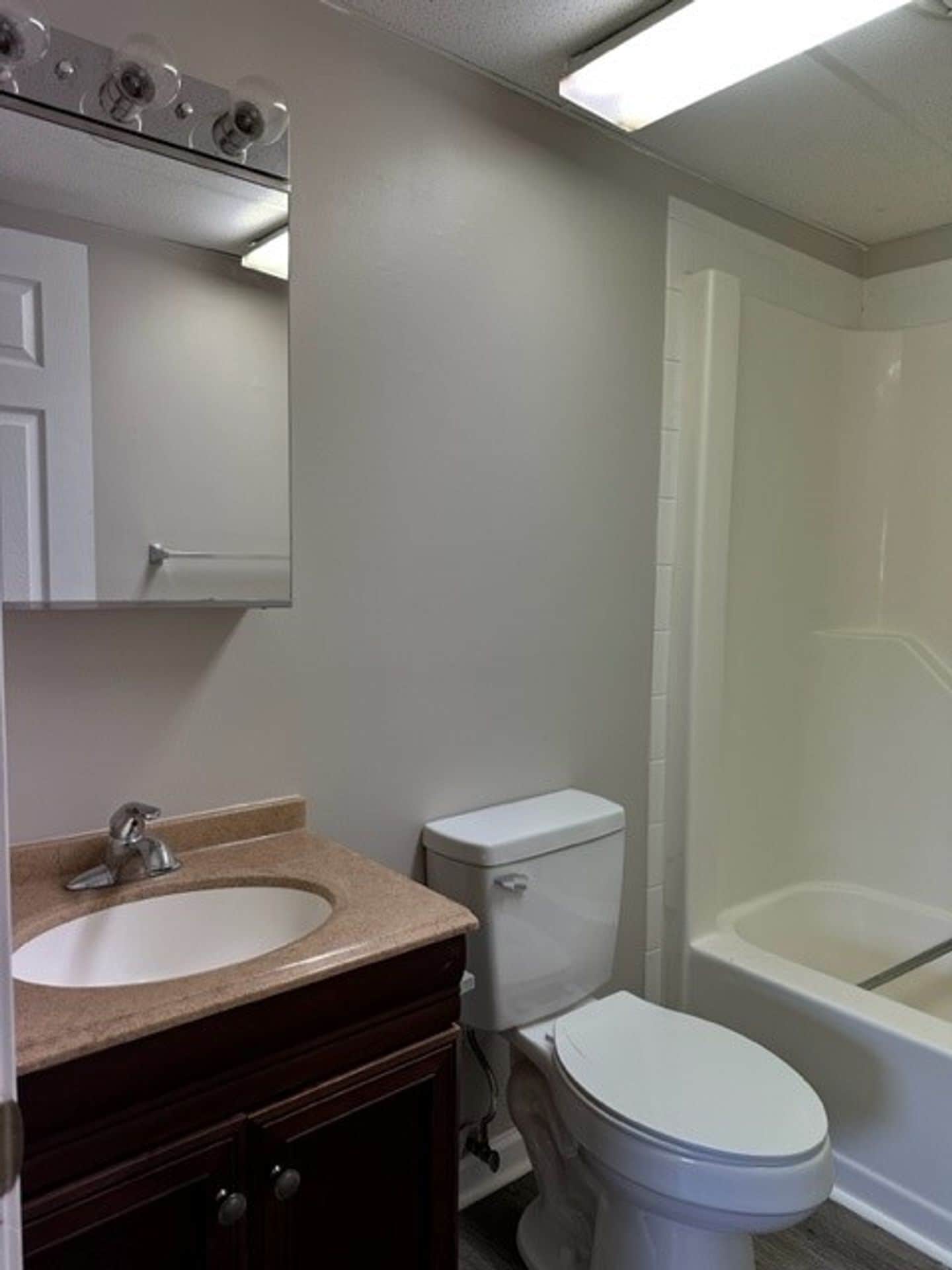 Building Photo - 216 Colonial Heights Rd