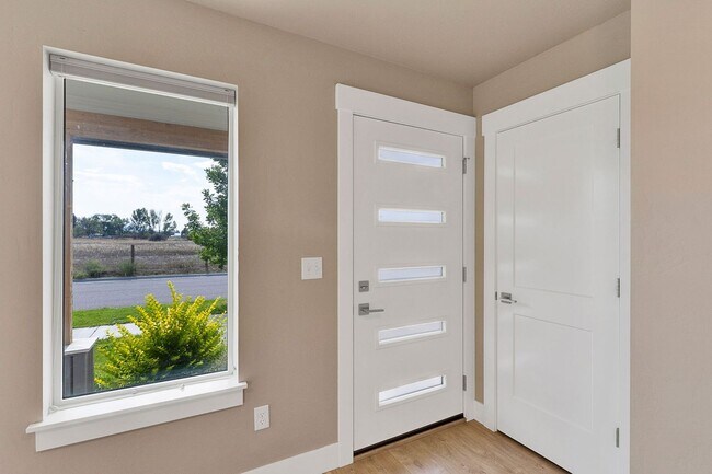 Building Photo - 3 Bed 2.5 Bath Townhome With Garage | $2,6...